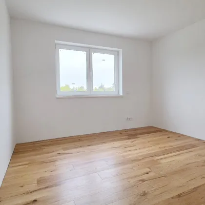 Doppelhaushälfte mit 2 Garagen - Bild 3