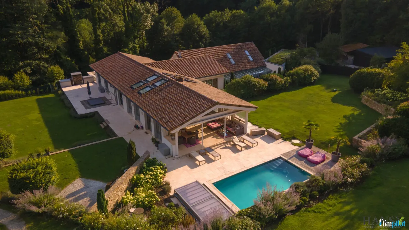 Traumhaftes Chalet in Wolfsgraben mit beeindruckendem Innenpool und exzellenter Gartengestaltung - Bild 1