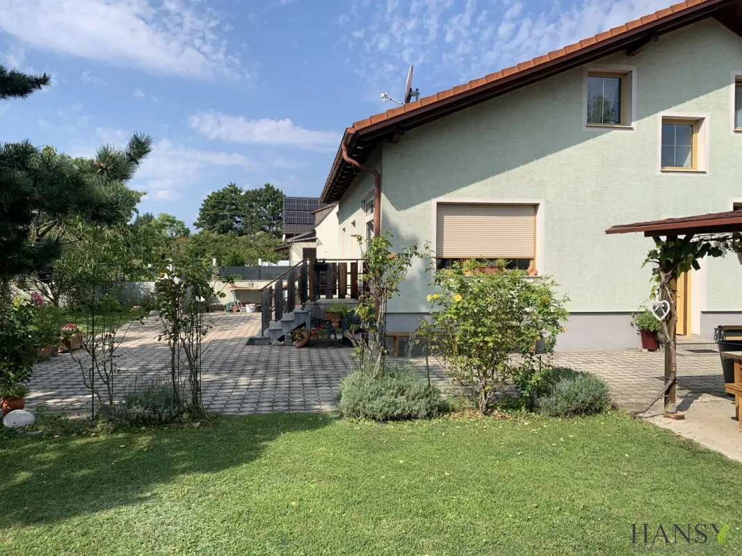 WIENER NEUSTADT: Solid gebautes Haus mit Baugrund, ausgebautem Dachgeschoß, Doppelgarage und Gartenidylle - Bild 1