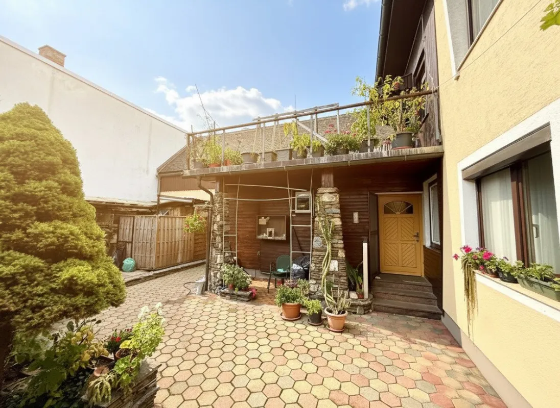 EINFAMILIENHAUS MIT GESCHICHTE UND KOMFORT • 390 m² GFL • 11,5 ZIMMER • PHOTOVOLTAIK • GARAGE • GARTEN • Terrasse - Bild 1