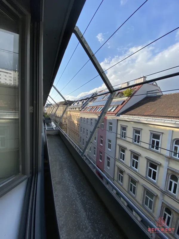 2-ZIMMER DACHGESCHOSSWOHNUNG NAHE WU UND WEBSTER UNI verfügbar ab Dezember 2025 - Bild 1