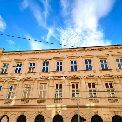 Stabiles Investment mit ca. 4,63% Rendite! Sehr bonitätsstarker Mieter + Traumhaftes Eck-Altbauhaus + Perfekte Infrastruktur und Anbindung mit Straßenbahn vor der Türe! Nutzen Sie diese Gelegenheit! - Bild 2