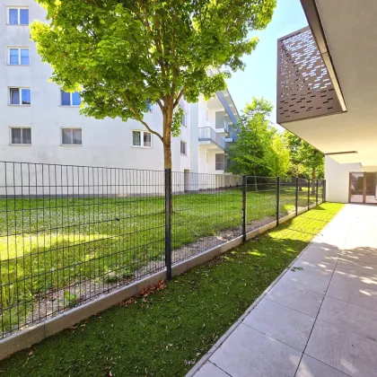 Viel Terrasse, viel Sonne, viel Freude! Perfektes Investment! Erstbezug - TOP Neubauwohnung mit hofseitiger Gartenterrasse! Blick ins Grüne + Komplette Ruhelage + Energieeffizienz + Perfekte Anbindung und Nahversorgung! Jetzt zugfreifen! - Bild 2