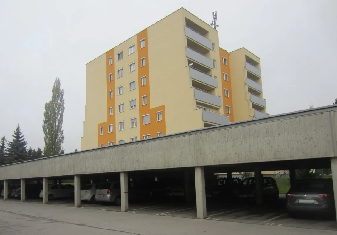 Waldbrunnerstraße 1 | Überdachte Stellplätze im Freien