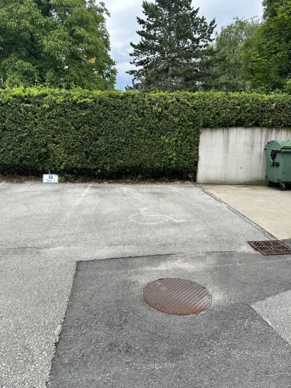 extra breiter Außenstellplatz in gefragter Wohnlage zu verkaufen– sofort verfügbar