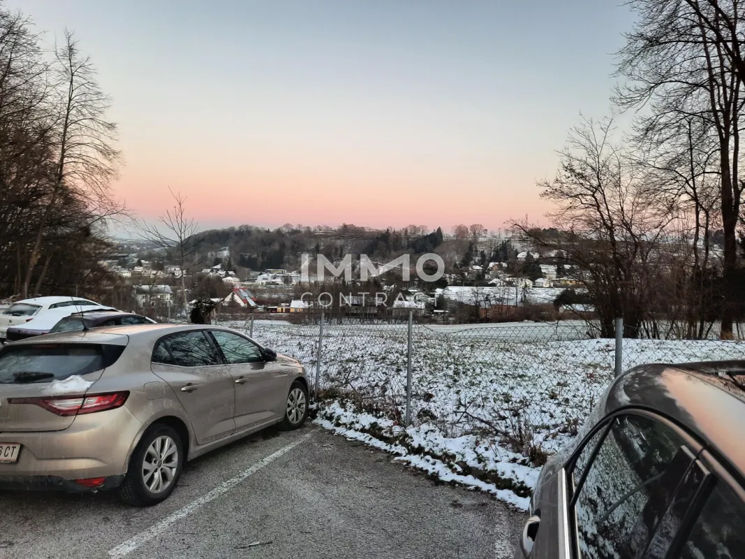 KFZ -Abstellplatz Schloss Traunegg P028