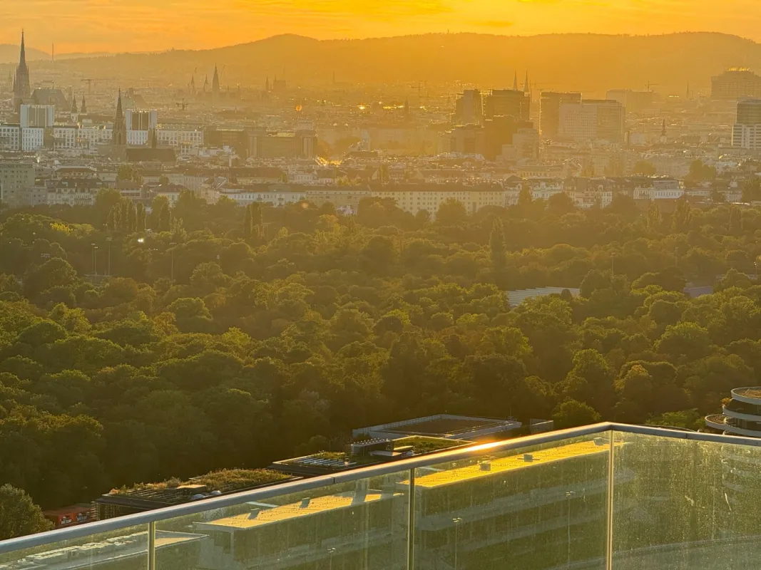 XL-Motorrad-Stellplatz im Hochhaus Grünblick | U2 Stadion | Provisionsfrei