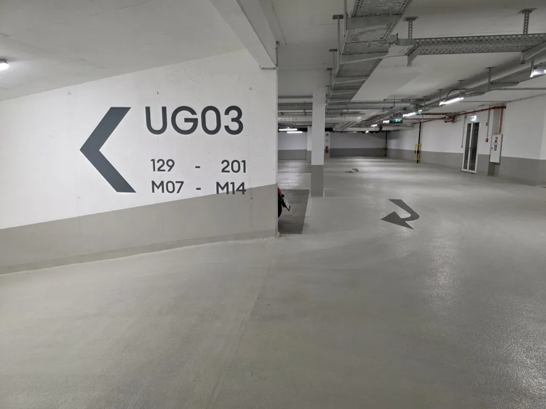 XL-Motorrad-Stellplatz im Hochhaus Grünblick | U2 Stadion | Provisionsfrei