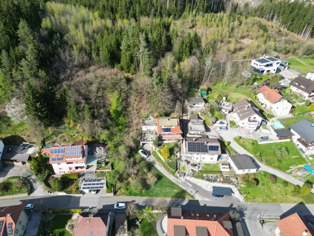 Einzigartiges Grundstück mit Felswand am Stadtrand