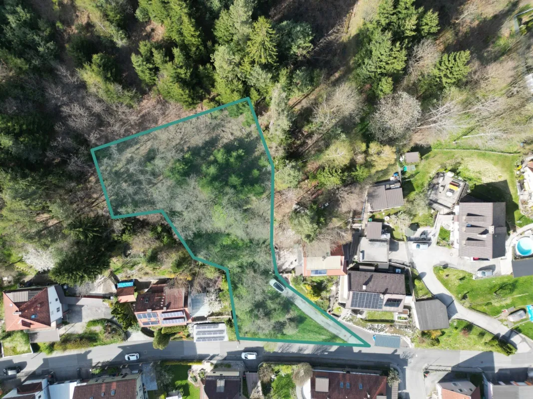 Einzigartiges Grundstück mit Felswand am Stadtrand