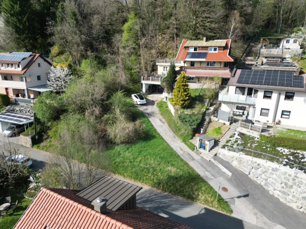 Einzigartiges Grundstück mit Felswand am Stadtrand