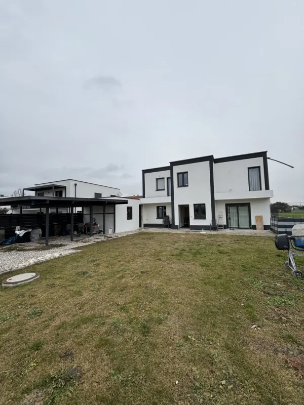 Modernes Zweifamilienhaus in Wels/ Unterhart
