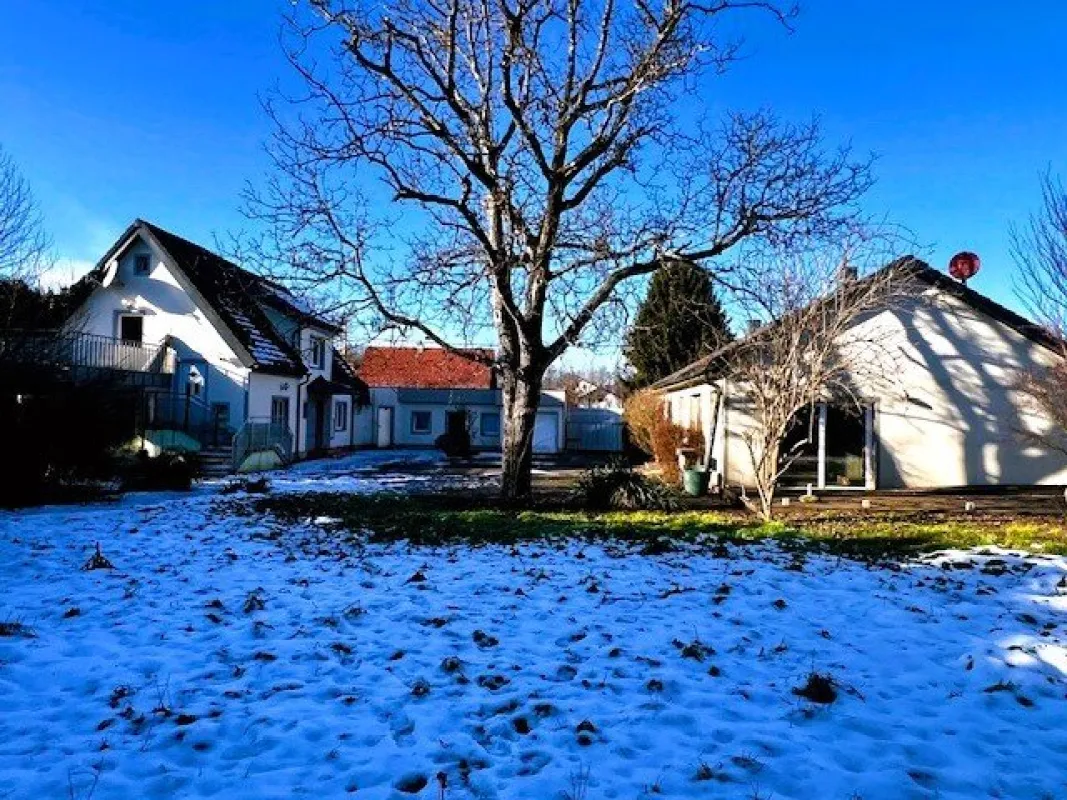 Einfamilienhaus mit großem Nebengebäude auf 1.855m² – absolute Ruhelage und unverbaubarer Blick!