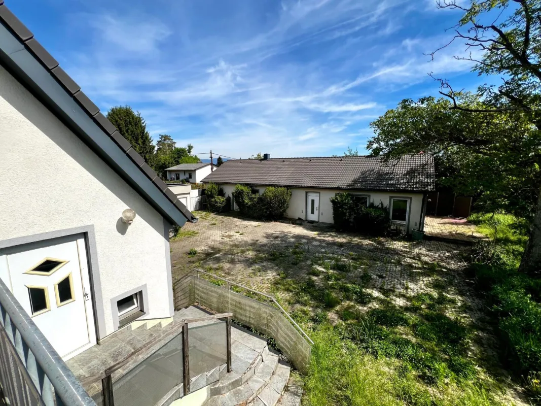 Einfamilienhaus mit großem Nebengebäude auf 1.855m² – absolute Ruhelage und unverbaubarer Blick!