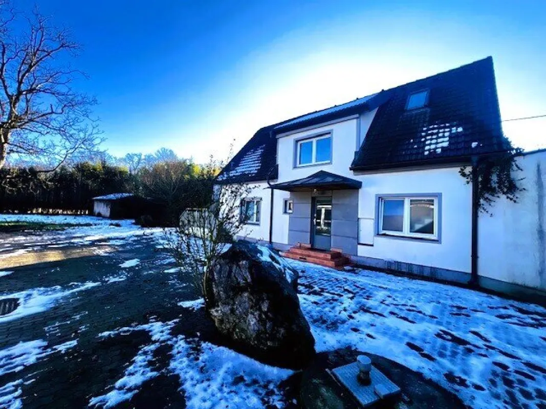 Einfamilienhaus mit großem Nebengebäude auf 1.855m² – absolute Ruhelage und unverbaubarer Blick!