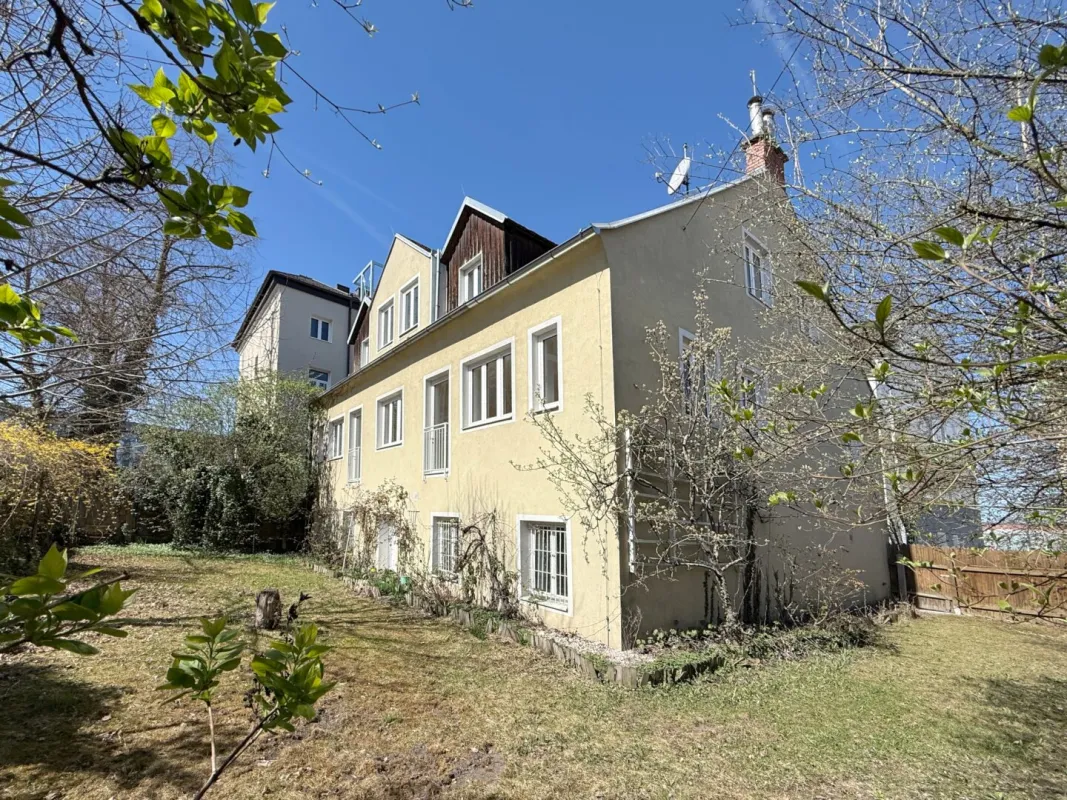 Großzügiges Wohnhaus mit 10 Zimmern Nähe Bahnhof