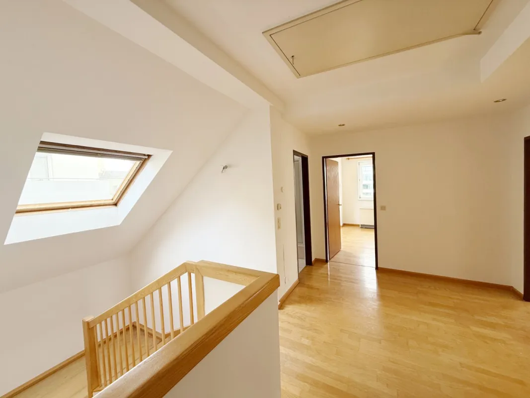Großzügiges Wohnhaus mit 10 Zimmern Nähe Bahnhof