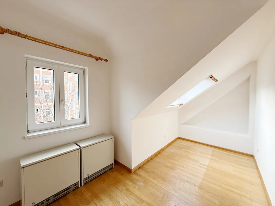 Großzügiges Wohnhaus mit 10 Zimmern Nähe Bahnhof
