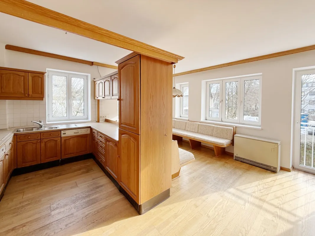 Großzügiges Wohnhaus mit 10 Zimmern Nähe Bahnhof