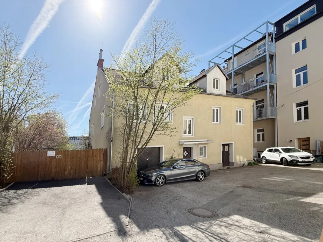 Großzügiges Wohnhaus mit 10 Zimmern Nähe Bahnhof