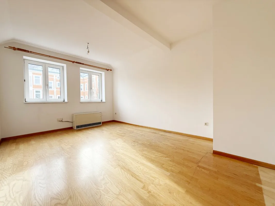 Großzügiges Wohnhaus mit 10 Zimmern Nähe Bahnhof