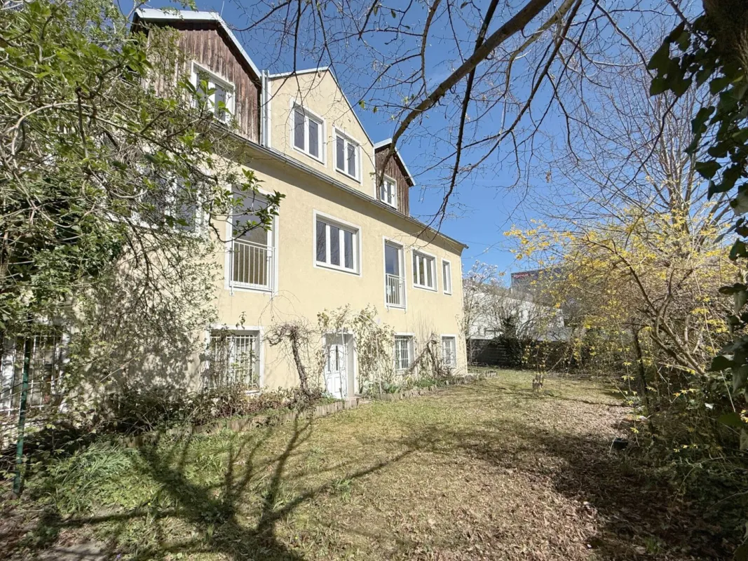 Großzügiges Wohnhaus mit 10 Zimmern Nähe Bahnhof