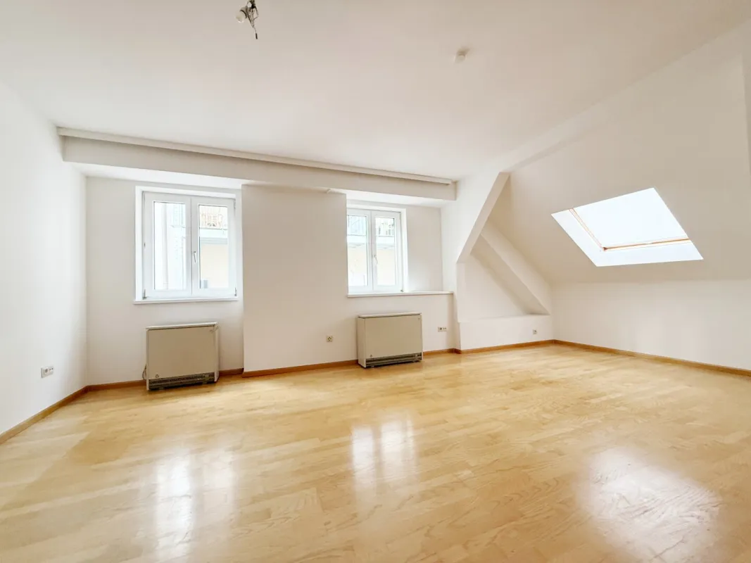 Großzügiges Wohnhaus mit 10 Zimmern Nähe Bahnhof