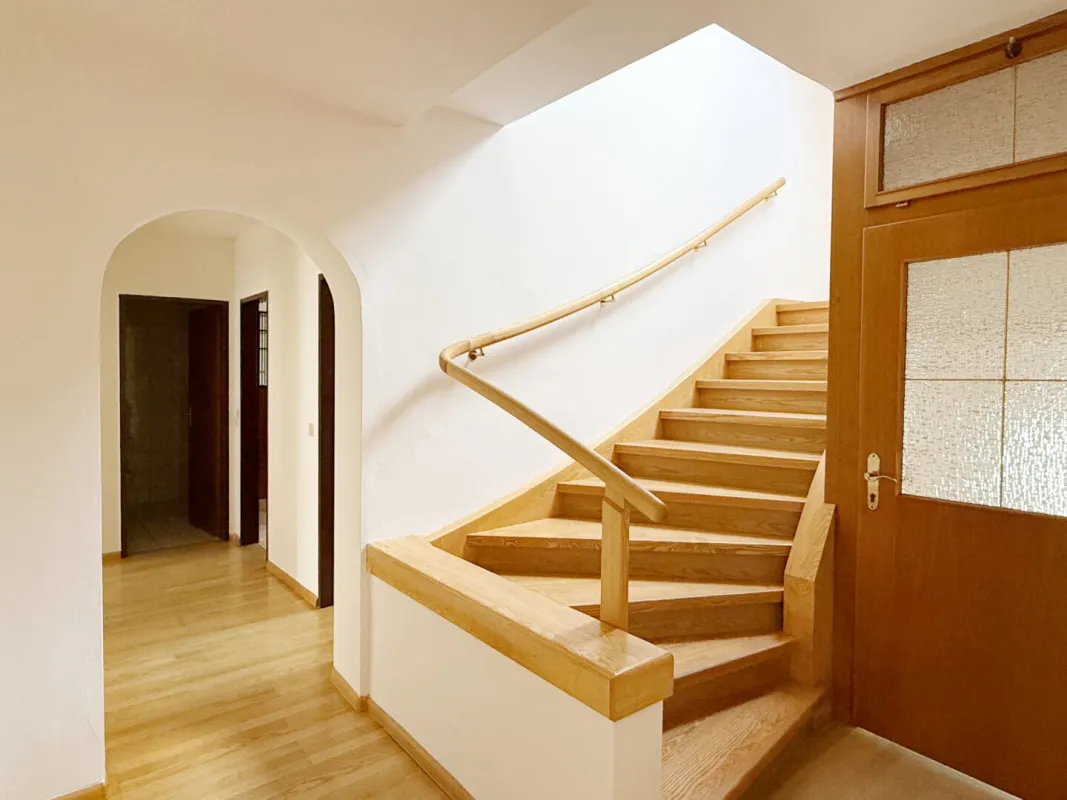 Großzügiges Wohnhaus mit 10 Zimmern Nähe Bahnhof