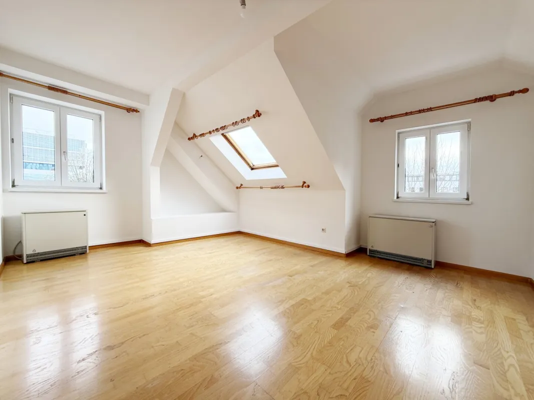 Großzügiges Wohnhaus mit 10 Zimmern Nähe Bahnhof