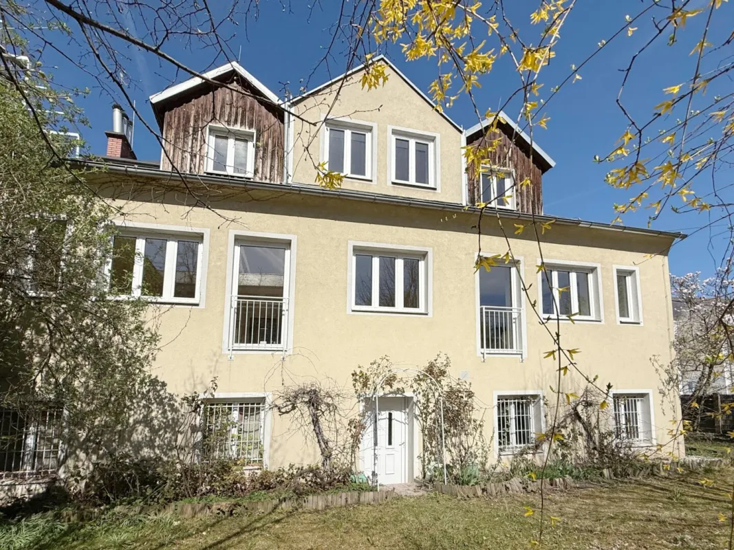 Großzügiges Wohnhaus mit 10 Zimmern Nähe Bahnhof