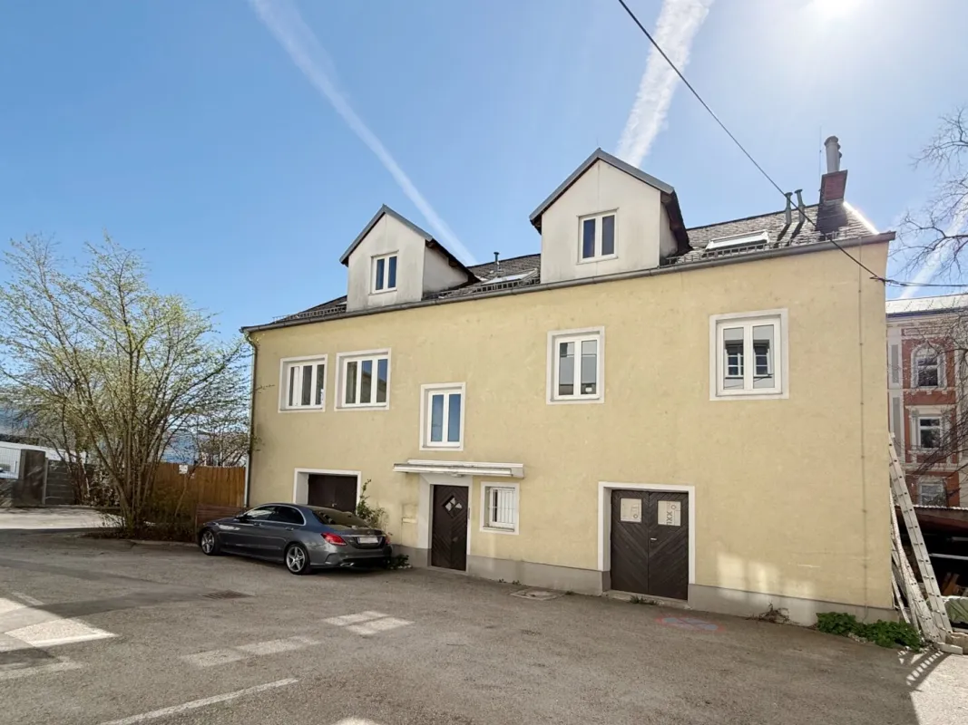 Großzügiges Wohnhaus mit 10 Zimmern Nähe Bahnhof