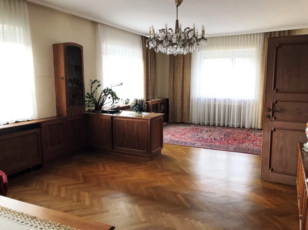 Haus mit großem Gewerbeanteil (Werkstatt/Geschäftslokal) im Zentrum von Wels