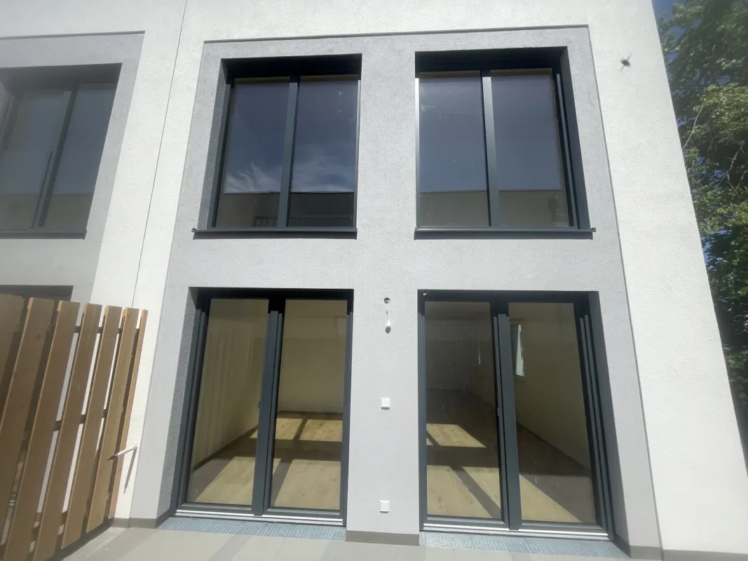 Top 1 und Top 3 – Hochwertige Neubau-Reihenhäuser mit Garten und Terrasse zur Miete